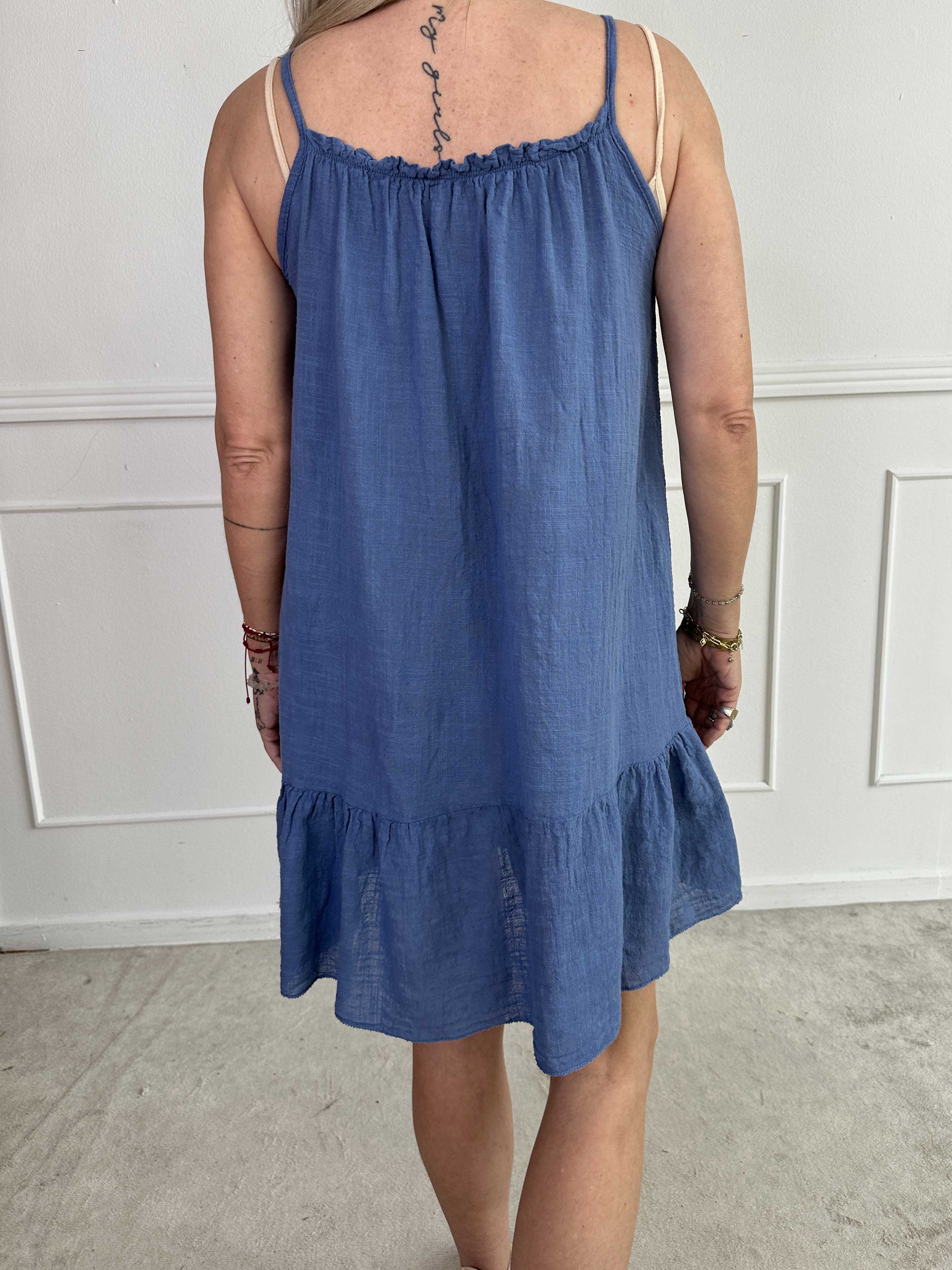 Aegle - Bomulds stropkjole i hørlignende stof med flæsekant